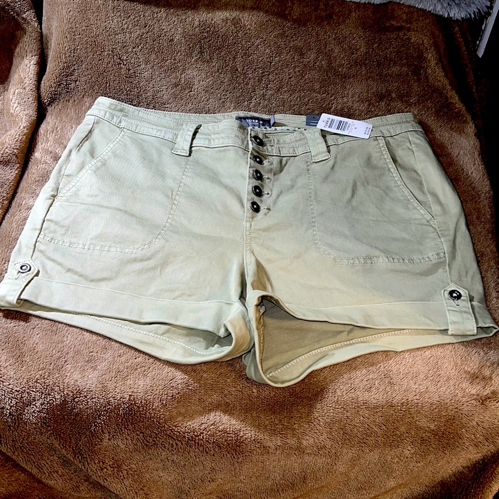Torrid Women’s Green Button Military Shorts Size 18 NWT
